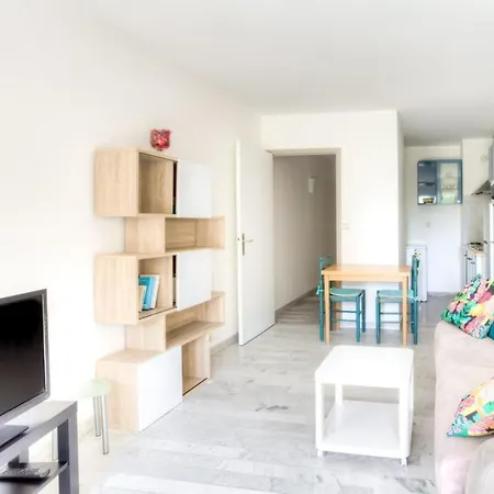 Furnished Studio With A Terrace Swimming Pool In A Charming Residence * أنتيب